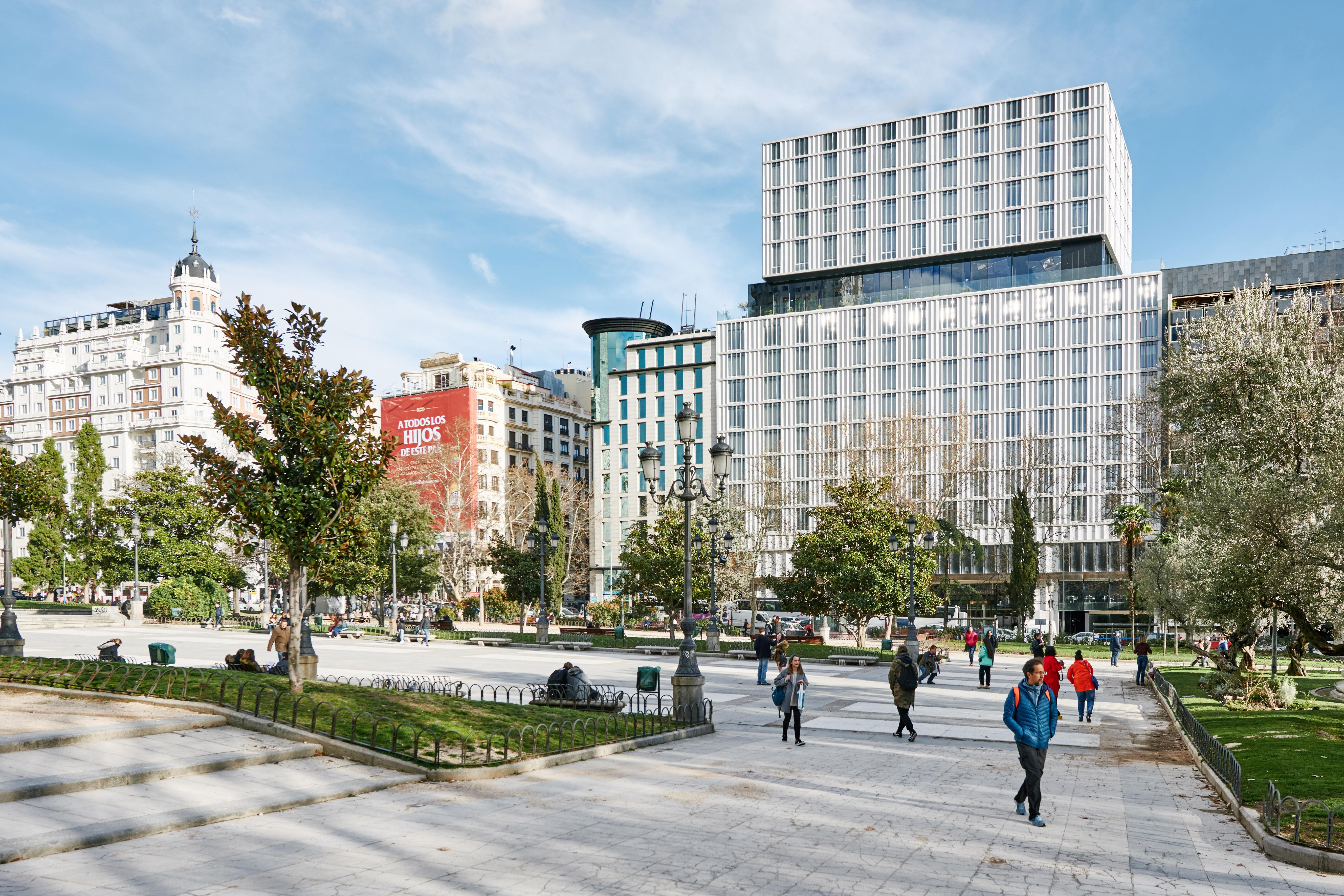 Vp Plaza Espana Design Мадрид Екстериор снимка The new building of the University of Patras