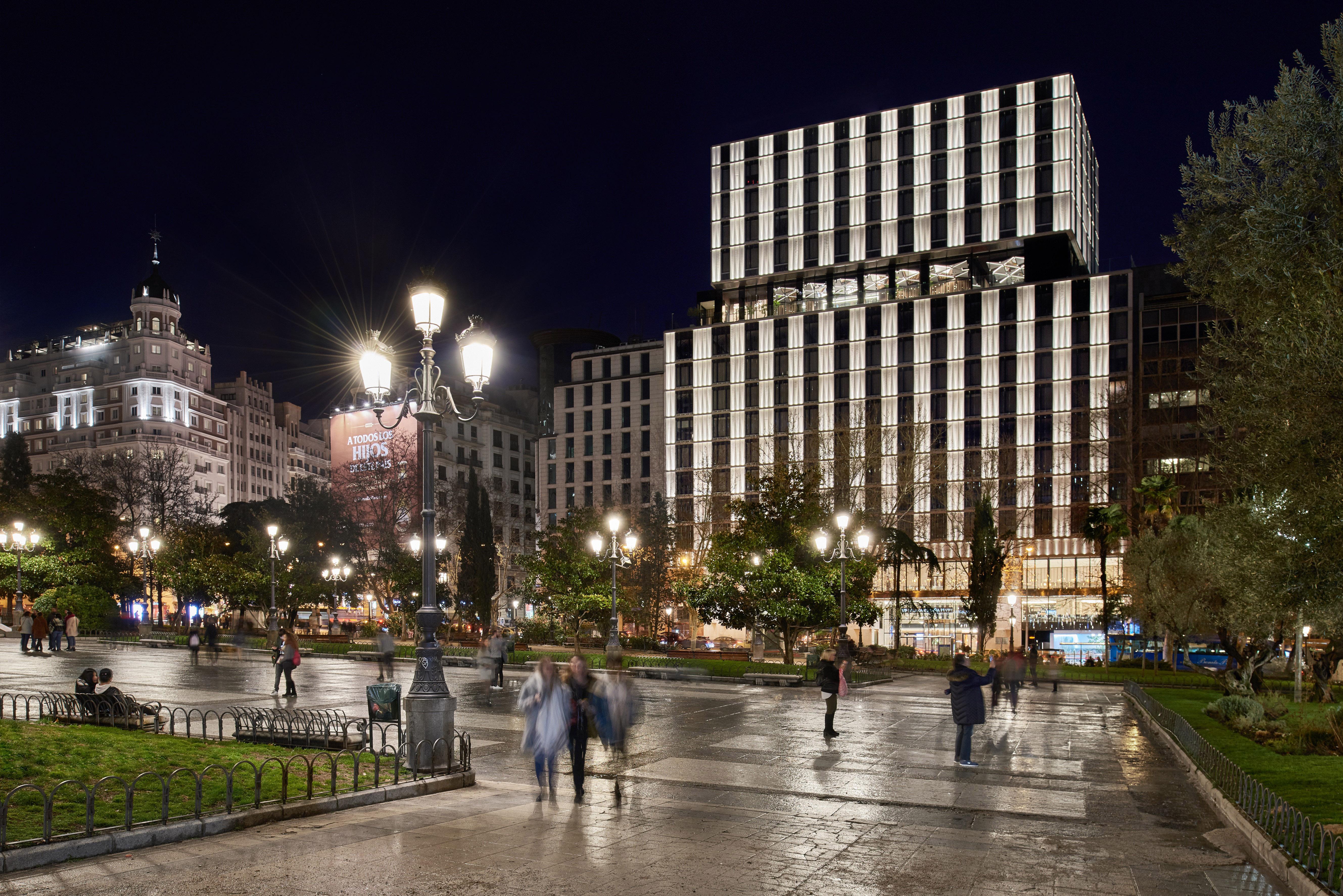 Vp Plaza Espana Design Мадрид Екстериор снимка The hotel at night